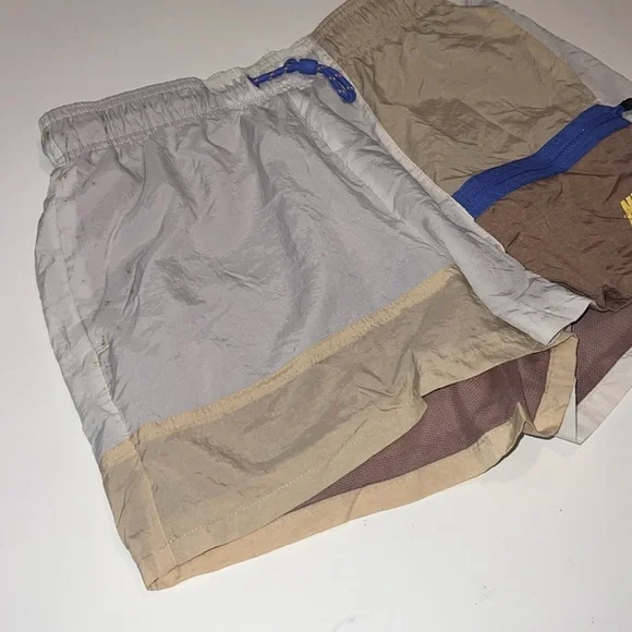 Nike Women’s Icon Clash Shorts in Tan, size Small - Picture 4 of 13